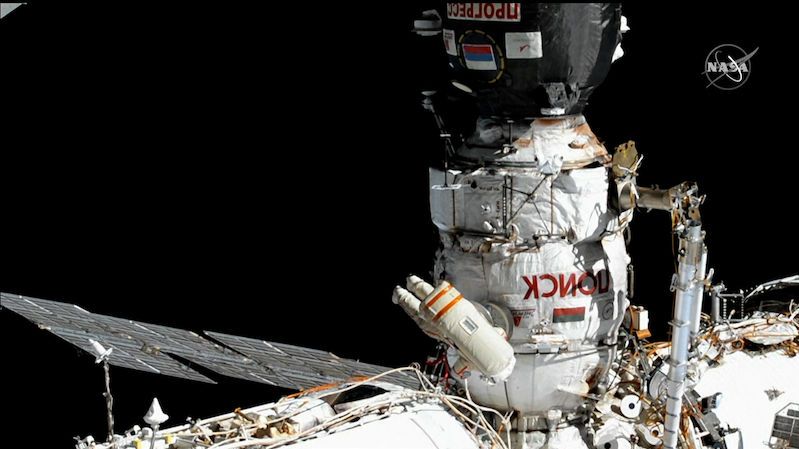Ruští kosmonauti splnili u ISS všechny úkoly. Vytvořili i „nepotřebný satelit“, který pak zahodili